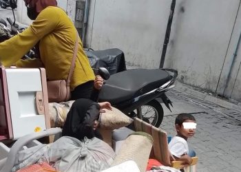 ދެ ދަރިންނާއެކު މަޔަކު މަގުމައްޗަށް އެއްލާލި ހިތްދަތި ހާދިސާ!