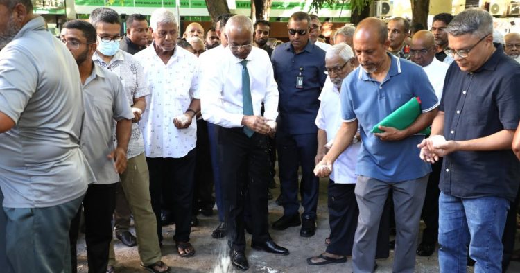 އަބްދުﷲ ޖަމީލު ރަސްމީ އިއްޒަތު ގައި ފަސްދާނު ލައިފި