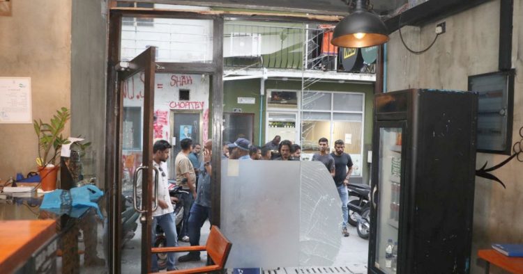 ކެފޭއެއްގައި ގޭސްފުޅިއެއް ގޮވައި ބަޔަކަށް އަނިޔާވެއްޖެ