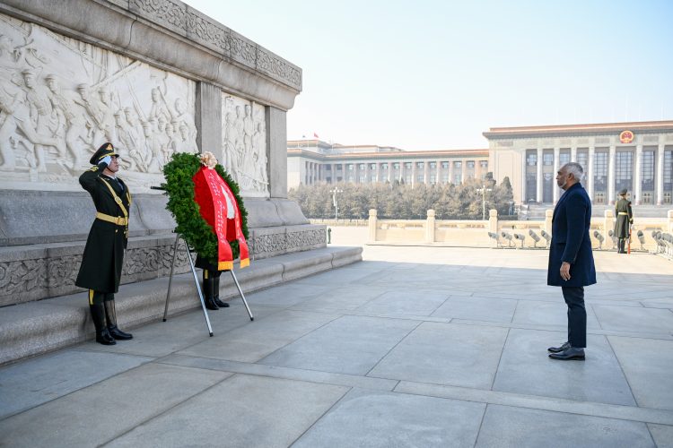 މޮނިއުމެންޓް ޓު ދަ ޕީޕަލްސް ހީރޯސް ގައި މާބޮނޑި އެރުވުމުގެ ރަސްމިއްޔާތުގައި ރައީސް ބައިވެރިވެ ވަޑައިގެންފި