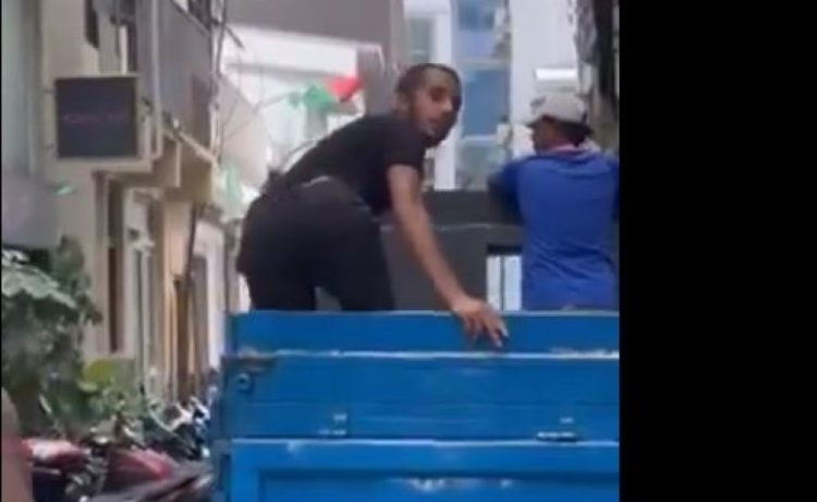 މާލޭ މަގުމަތީ ޕިކަޕެއްގައި ދަމުން ފޫކޮޅުދައްކާ ނެށި މީހަކު ހޯދަނީ