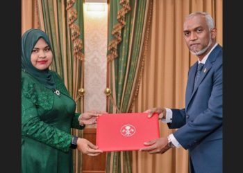 ރައީސް މުއިއްޒުއާއި ’ގާތްވުމަށް‘ ސިހުރު ހެދި ކަމުގެ ތުހުމަތުގައި އަންހެން ސްޓޭޓް މިނިސްޓަރަކު ހައްޔަރުކޮށްފި